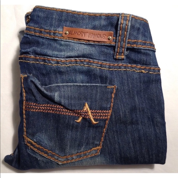 Almost Famous Jeans - Size 3 (26 X 18) - Capri - Picture 2 of 5